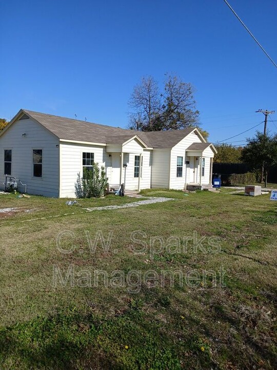 129 W Avenue A in Garland, TX - Building Photo