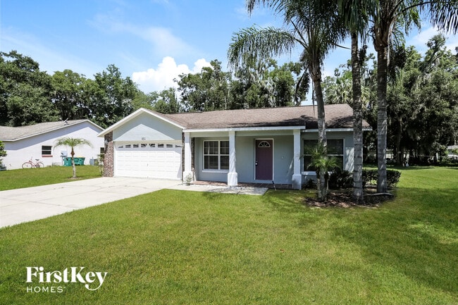 709 Grant Ave in Mount Dora, FL - Foto de edificio - Building Photo