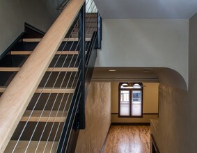 320A E 4th St-Unit -302 in Waterloo, IA - Building Photo - Building Photo