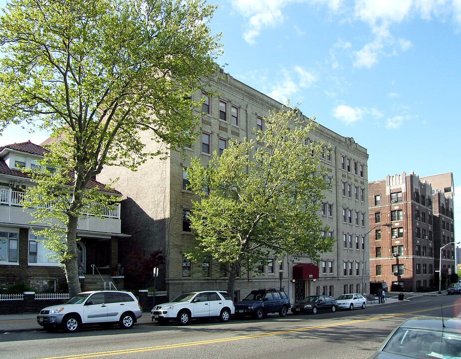 River Cliff Hall in Weehawken, NJ - Foto de edificio