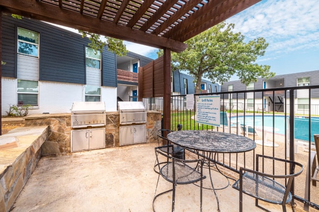 531 Bedford Rd in Bedford, TX - Building Photo - Building Photo