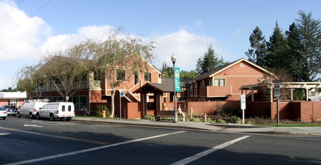 Loyola Plaza in Los Altos, CA - Foto de edificio - Building Photo