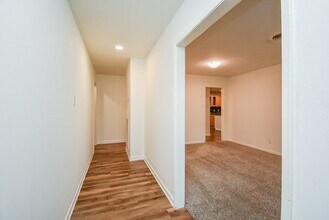 9615 Beverly Hill St in Houston, TX - Building Photo - Building Photo