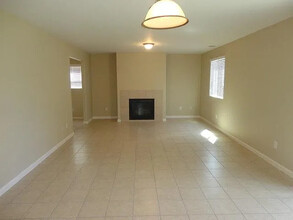 2335 E Victor Ave in Visalia, CA - Foto de edificio - Building Photo
