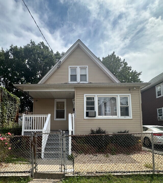 111 W 16th St in Linden, NJ - Building Photo