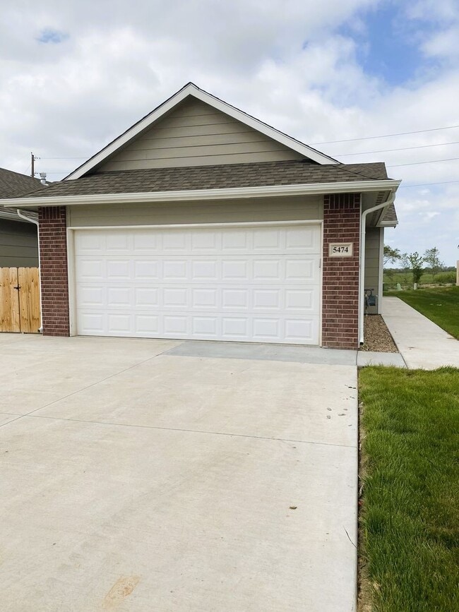 5474 N Colburn Ct in Bel Aire, KS - Building Photo - Building Photo