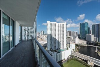 92 SW 3rd St, Unit 4612 in Miami, FL - Foto de edificio - Building Photo