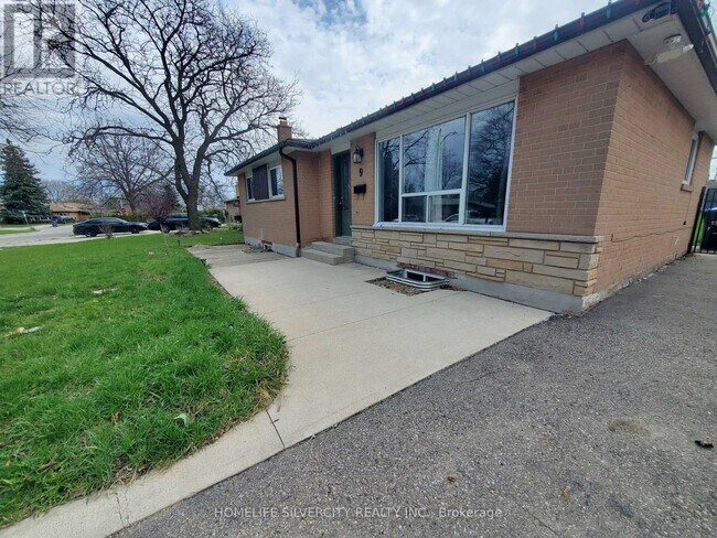 9 Belmont Dr in Brampton, ON - Building Photo - Building Photo