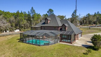 100 Sioux Cir in Crestview, FL - Building Photo