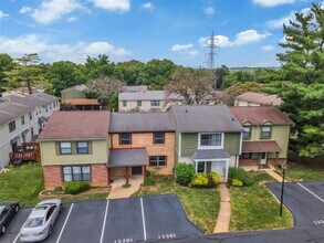 13351 Hiddencrest Ln in Ballwin, MO - Foto de edificio - Building Photo