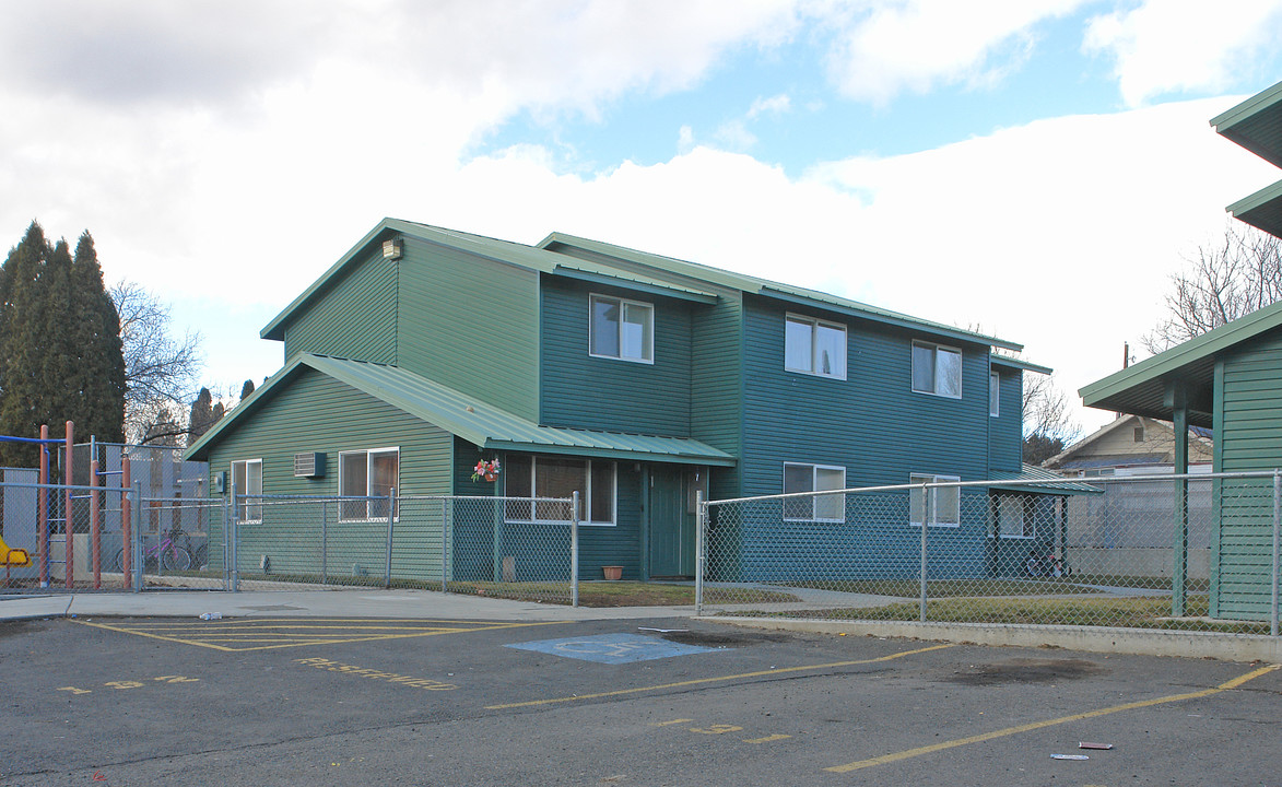 1322 S 18th Ave in Yakima, WA - Building Photo