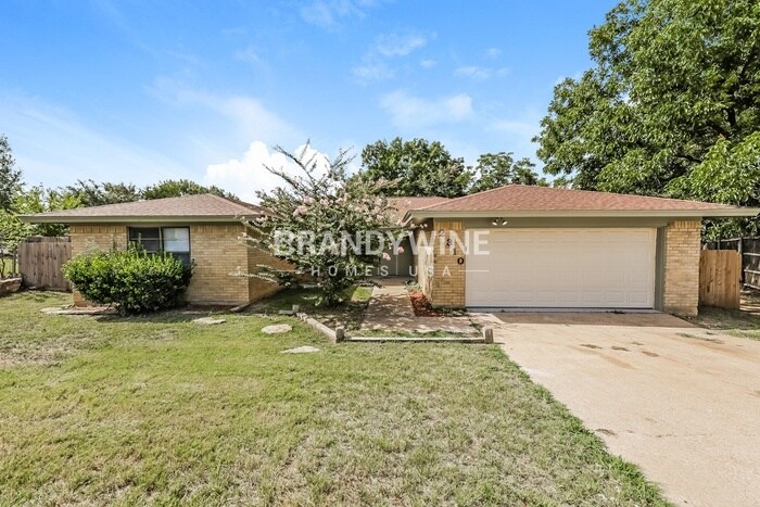 2310 Stockbridge Ct in Pantego, TX - Building Photo