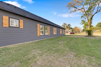 401 Martin Luther King Blvd in Willis, TX - Building Photo - Building Photo