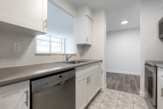 5 Rosehill Ave in Toronto, ON - Building Photo - Building Photo