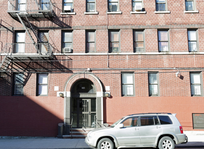 2709 Marion Ave in Bronx, NY - Foto de edificio - Building Photo