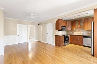 260 Everett St, Unit 2R in Boston, MA - Building Photo - Building Photo