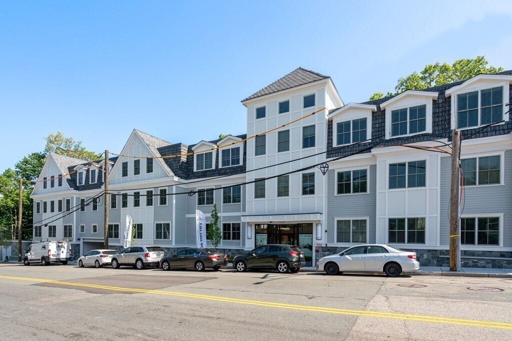 425 Lagrange St, Unit 107 in Boston, MA - Building Photo