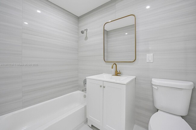 105 NW 14th Way in Dania Beach, FL - Building Photo - Building Photo
