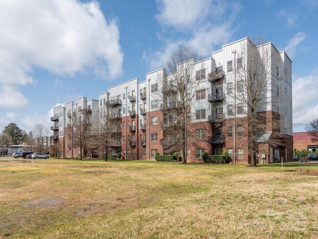 2338 Yadkin Ave, Unit 503 in Charlotte, NC - Building Photo - Building Photo
