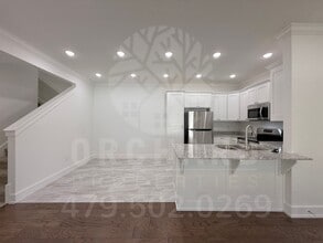 2002 E Brookview Dr in Siloam Springs, AR - Foto de edificio - Building Photo