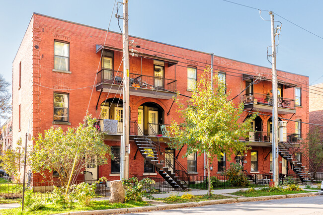 1610 De Champigny Rue in Montréal, QC - Building Photo - Building Photo