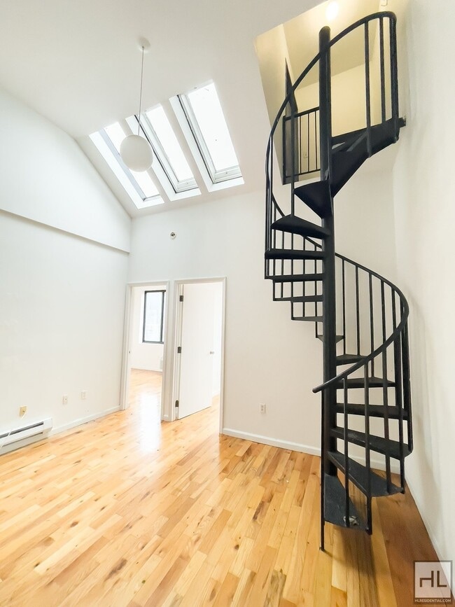 3BR 1BA Skylit w/ Private Rooftop Terrace