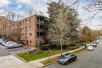 2325 42nd St NW in Washington, DC - Foto de edificio - Building Photo