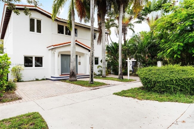 527 SW 20th Rd in Miami, FL - Building Photo - Building Photo
