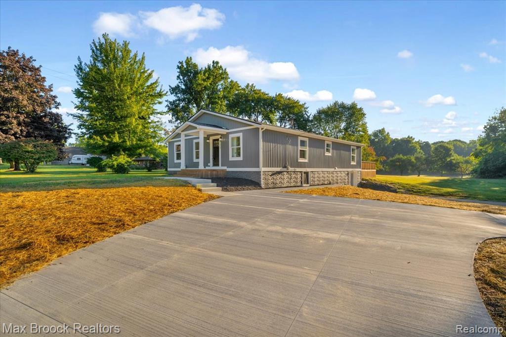 1654 Giddings Rd in Pontiac, MI - Building Photo