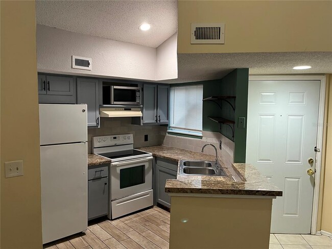 1924 Lake Atriums Cir-Unit -55 in Orlando, FL - Building Photo - Building Photo