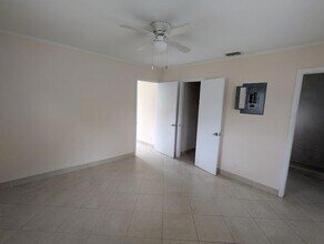 1021 Selkirk St in West Palm Beach, FL - Building Photo - Building Photo