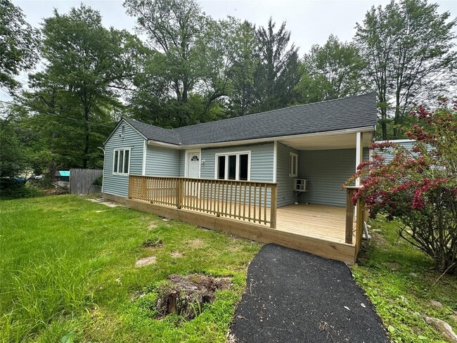328 Stone School House Rd in Bloomingburg, NY - Building Photo - Building Photo