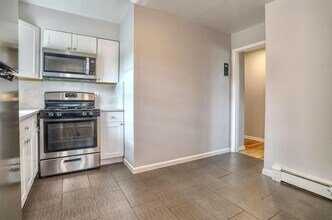74 W Columbia Ave in Palisades Park, NJ - Building Photo - Building Photo