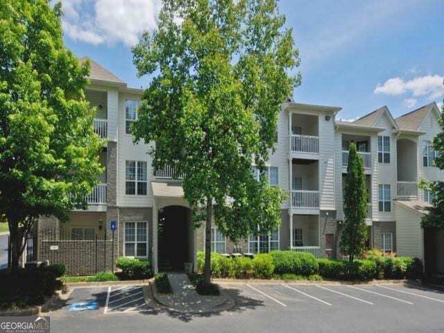 240 E Belle Isle Rd NE, Unit 413 in Sandy Springs, GA - Building Photo