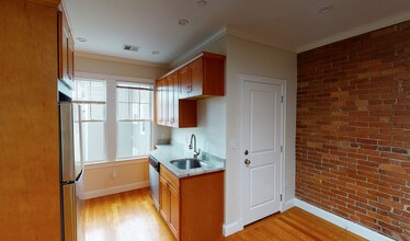 12 Marney St, Unit 2 in Cambridge, MA - Foto de edificio - Building Photo