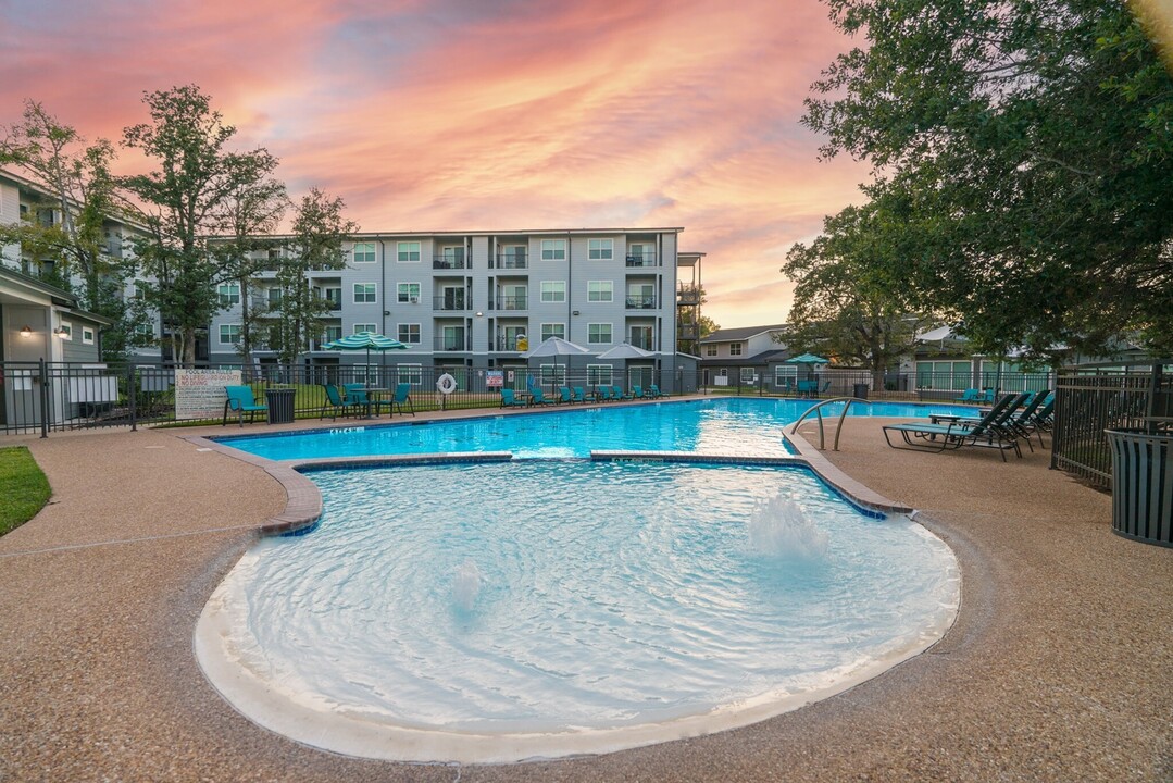 Regency Gardens in Bryan, TX - Foto de edificio