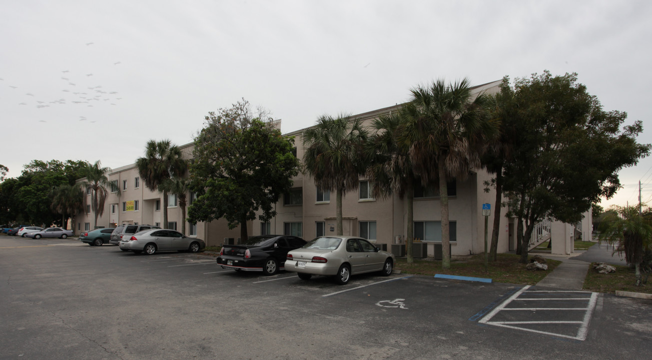 The Waterford Apartments in Ft. Myers, FL - Foto de edificio