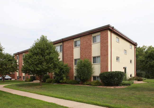 Osseo Manor Apartments in Osseo, MN - Foto de edificio - Building Photo