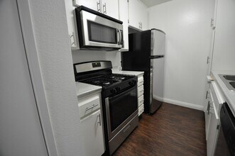 11030 Hartsook St, Unit 122 in Los Angeles, CA - Foto de edificio - Building Photo