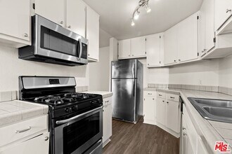 1950 Rodney Dr in Los Angeles, CA - Building Photo - Building Photo