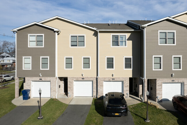 Platnium Townhomes in Hackensack, NJ - Building Photo - Building Photo