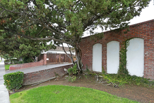 Dakota Apartments in Fresno, CA - Building Photo - Building Photo