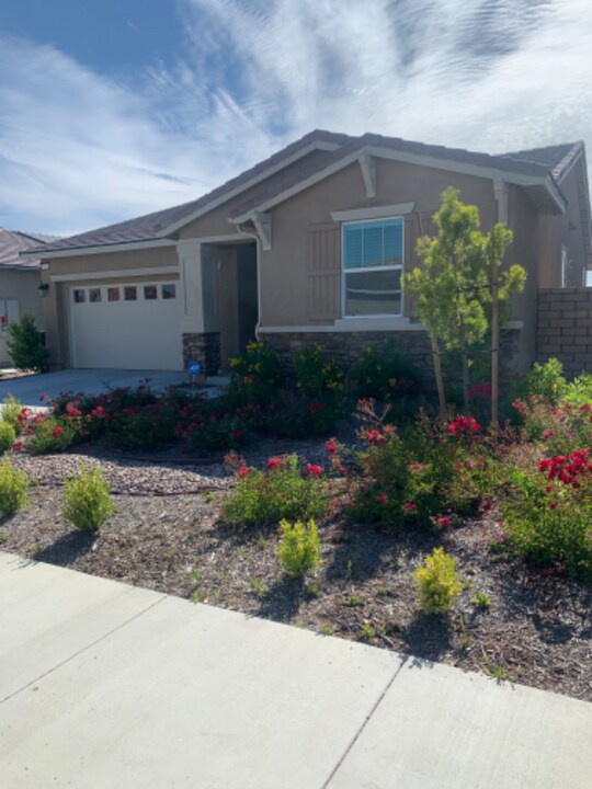 32476 Bullard St in Menifee, CA - Foto de edificio