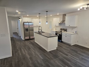 175 Holly Rd NW in Atlanta, GA - Foto de edificio - Building Photo