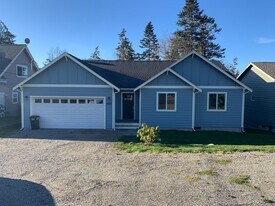 1286 S Halsey Dr in Coupeville, WA - Building Photo