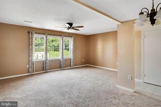 4905 Van Walbeek Plz in Annandale, VA - Foto de edificio - Building Photo