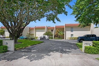 1723 Consulate Pl in West Palm Beach, FL - Building Photo - Building Photo