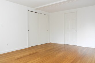152 Main St, Unit 11 in Sturbridge, MA - Foto de edificio - Building Photo
