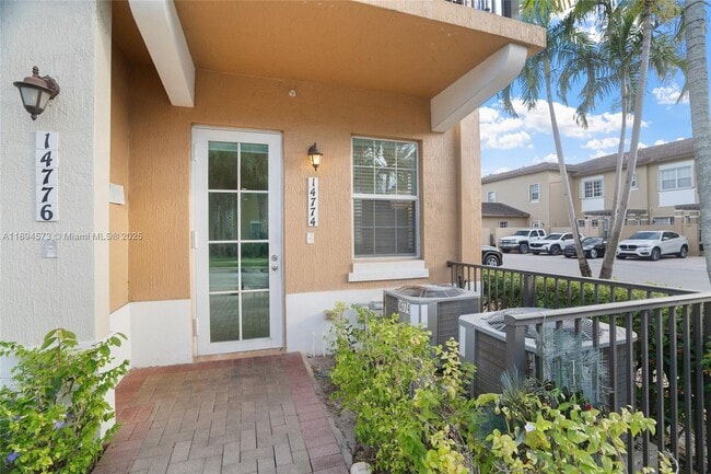 14774 SW 10th St in Pembroke Pines, FL - Building Photo - Building Photo
