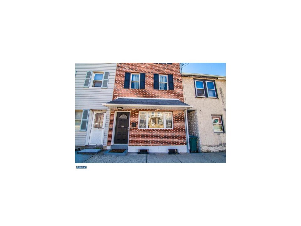 703 E Hector St in Conshohocken, PA - Foto de edificio